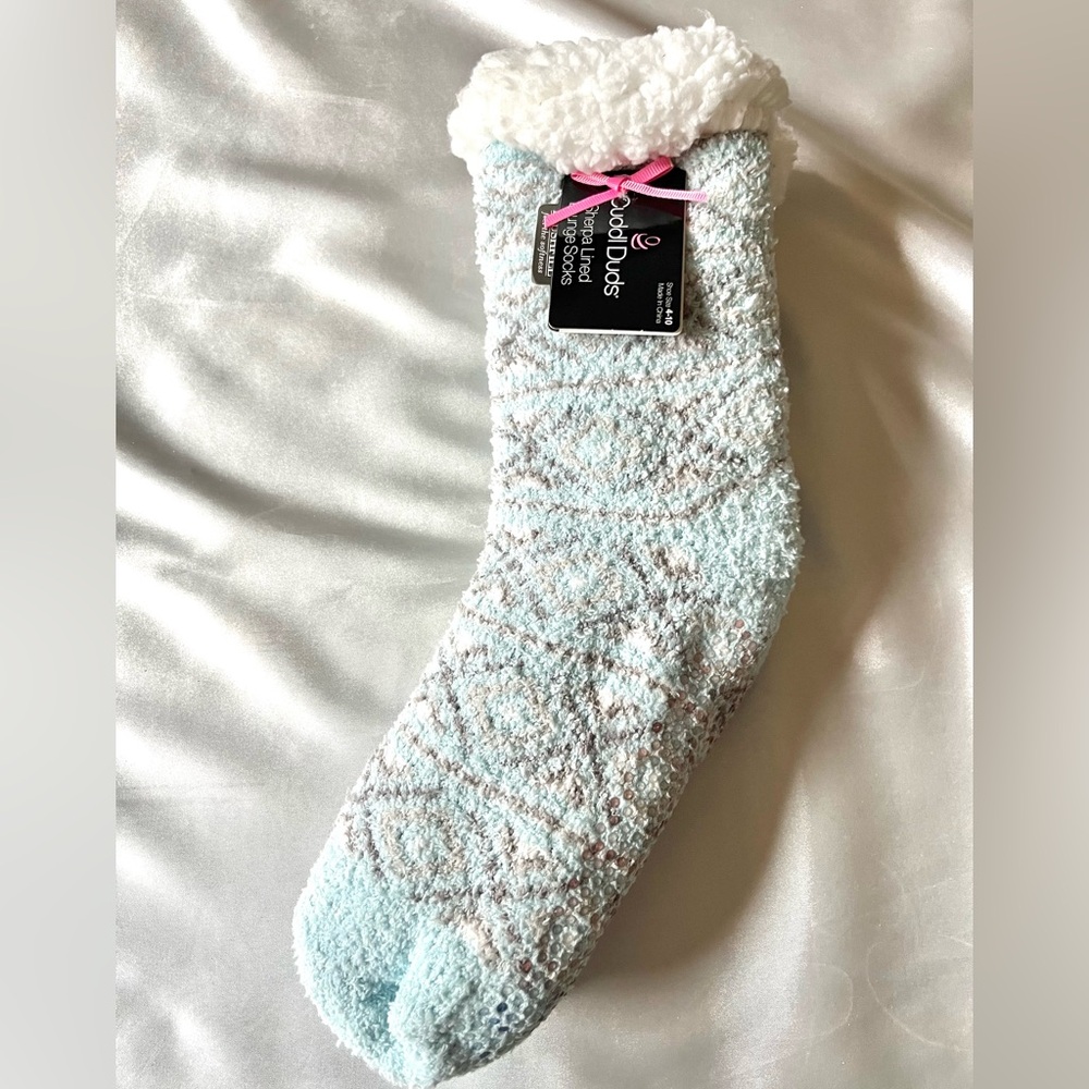 NWT Cuddl Duds Plushfill Sherpa Lined Lounge Non-Skid Socks - Shoe Size: 4-10